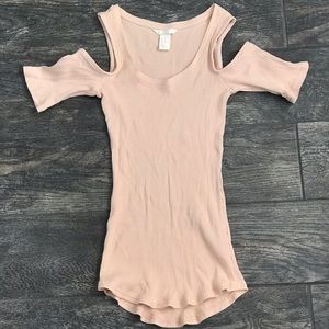 Ribbed shirt with shoulder cut outs